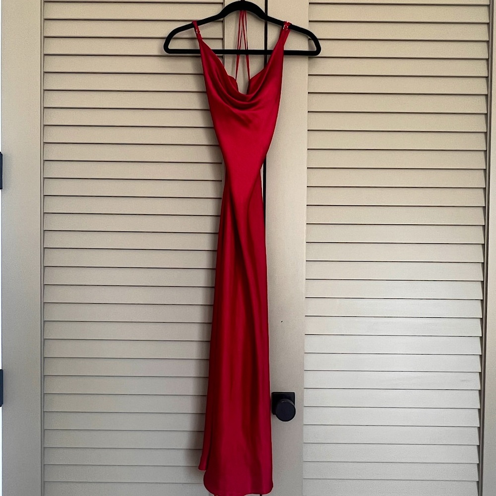 ✨NEW✨ Beautiful burgundy satin gown